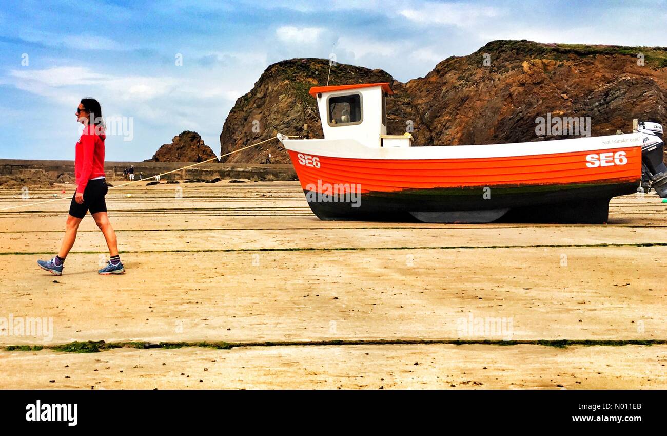 Speranza Cove, Devon. Il 18 maggio 2019. Regno Unito Meteo: prendere una barca per una passeggiata a piedi con la bassa marea, Speranza Cove, Devon. Raich Keene gode di una tranquilla passeggiata sulla spiaggia. Credito: nidpor/StockimoNews/Alamy Live News Foto Stock