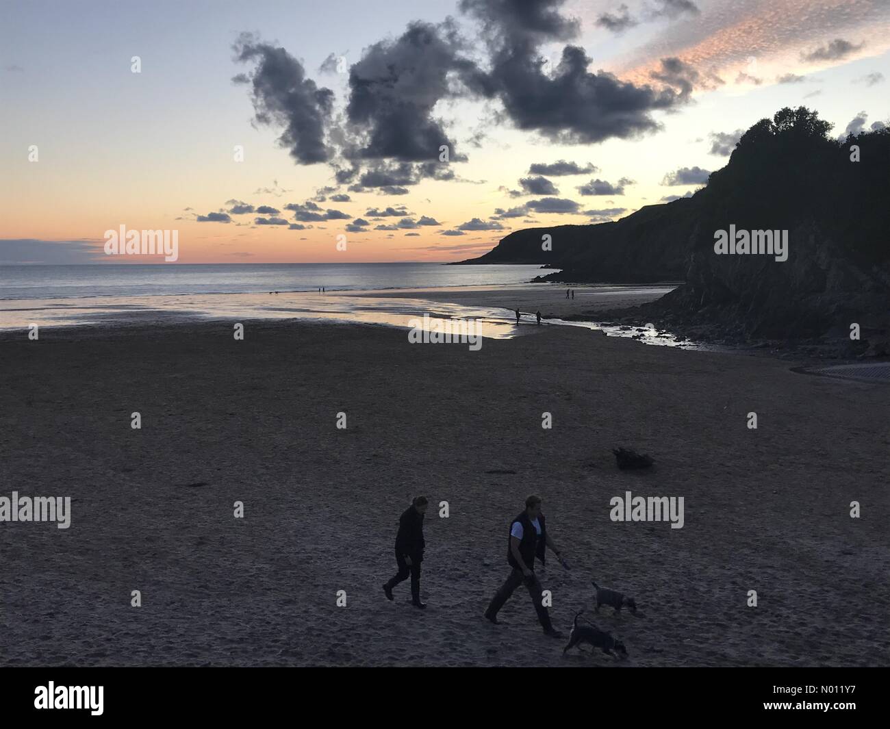 Caswell Bay, Swansea, Wales, Regno Unito. 22 ott 2019. La gente in giro con i loro cani al Caswell Bay vicino a Swansea questa sera come il sole tramonta ad ovest alla fine di una splendida giornata. Credito: Phil Rees/StockimoNews/Alamy Live News Foto Stock