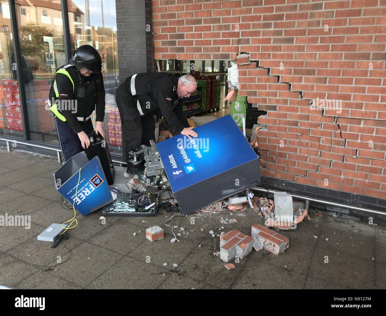 Portobello, Scotland, Regno Unito. 28 dic. Bancomat al supermercato Aldi colpita dalla ram raiders nella notte causando gravi danni alla macchina e parete del negozio. Cooperazione di polizia e di sicurezza in scena negozio chiuso. Credito: opere/StockimoNews/Alamy Live News Foto Stock