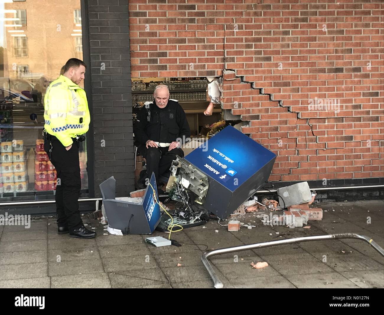 Portobello, Scotland, Regno Unito. 28 dic. Bancomat al supermercato Aldi colpita dalla ram raiders nella notte causando gravi danni alla macchina e parete del negozio. Cooperazione di polizia e di sicurezza in scena negozio chiuso. Credito: opere/StockimoNews/Alamy Live News Foto Stock