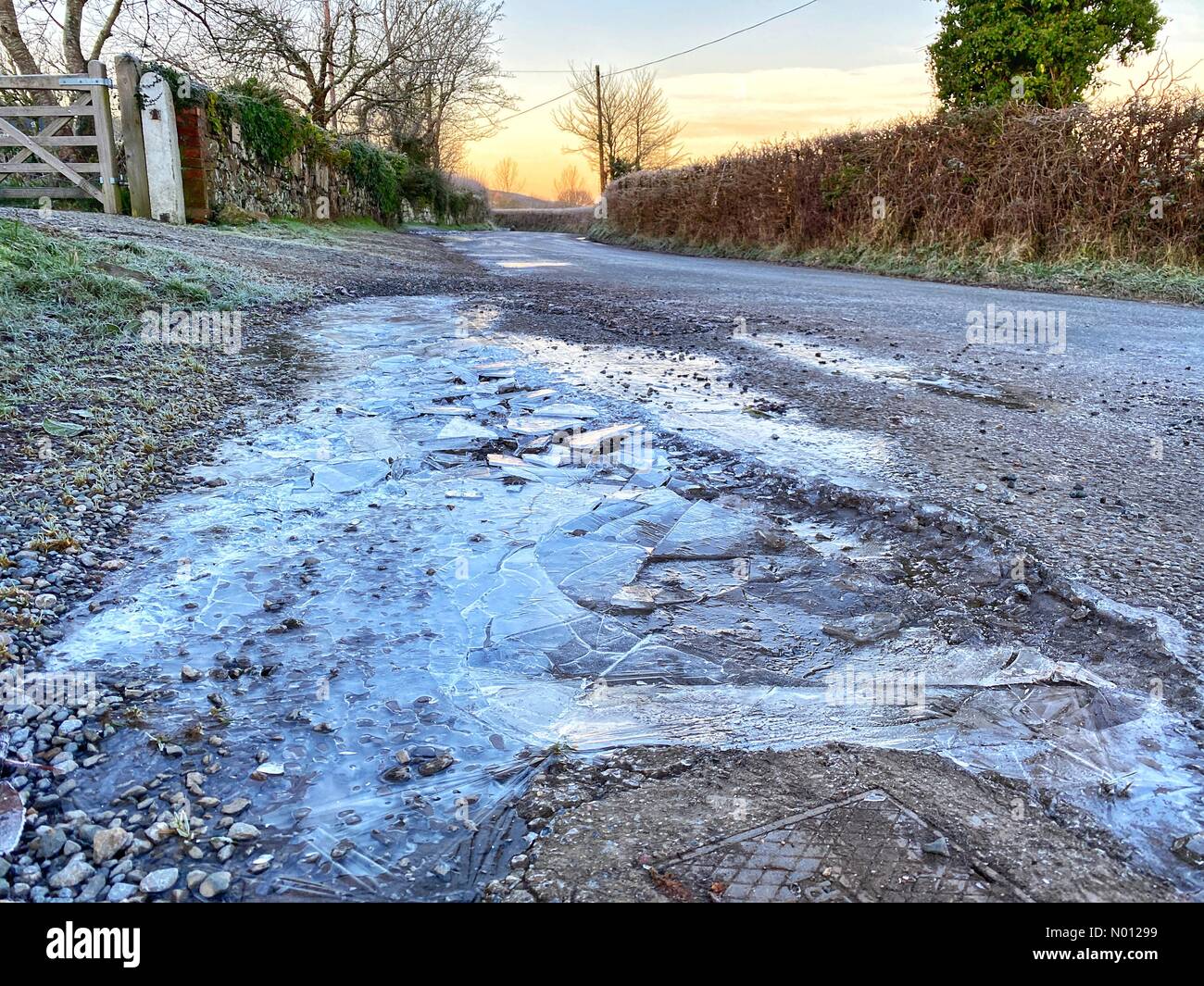 Doddiscombsleigh, Teign Valley, Devon. 20 gen 2020. Regno Unito: Meteo strade ghiacciate di sunrise in Doddiscombsleigh, Teign Valley, Devon Credito: nidpor/StockimoNews/Alamy Live News Foto Stock