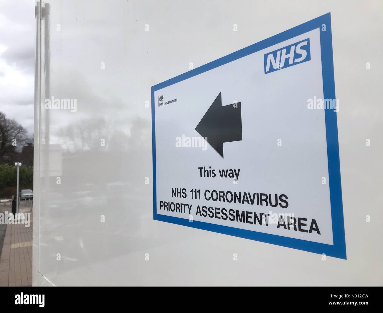 Hereford, Herefordshire, Regno Unito. 18th Feb 2020. Coronavirus NHS preparazione Hereford UK - County Hospital, Hereford, Herefordshire UK Martedì 18th Febbraio 2020 NHS Coronavirus area di valutazione segno all'ingresso dell'ospedale. Credit: Steven May/Stockimonews/Alamy Live News Foto Stock