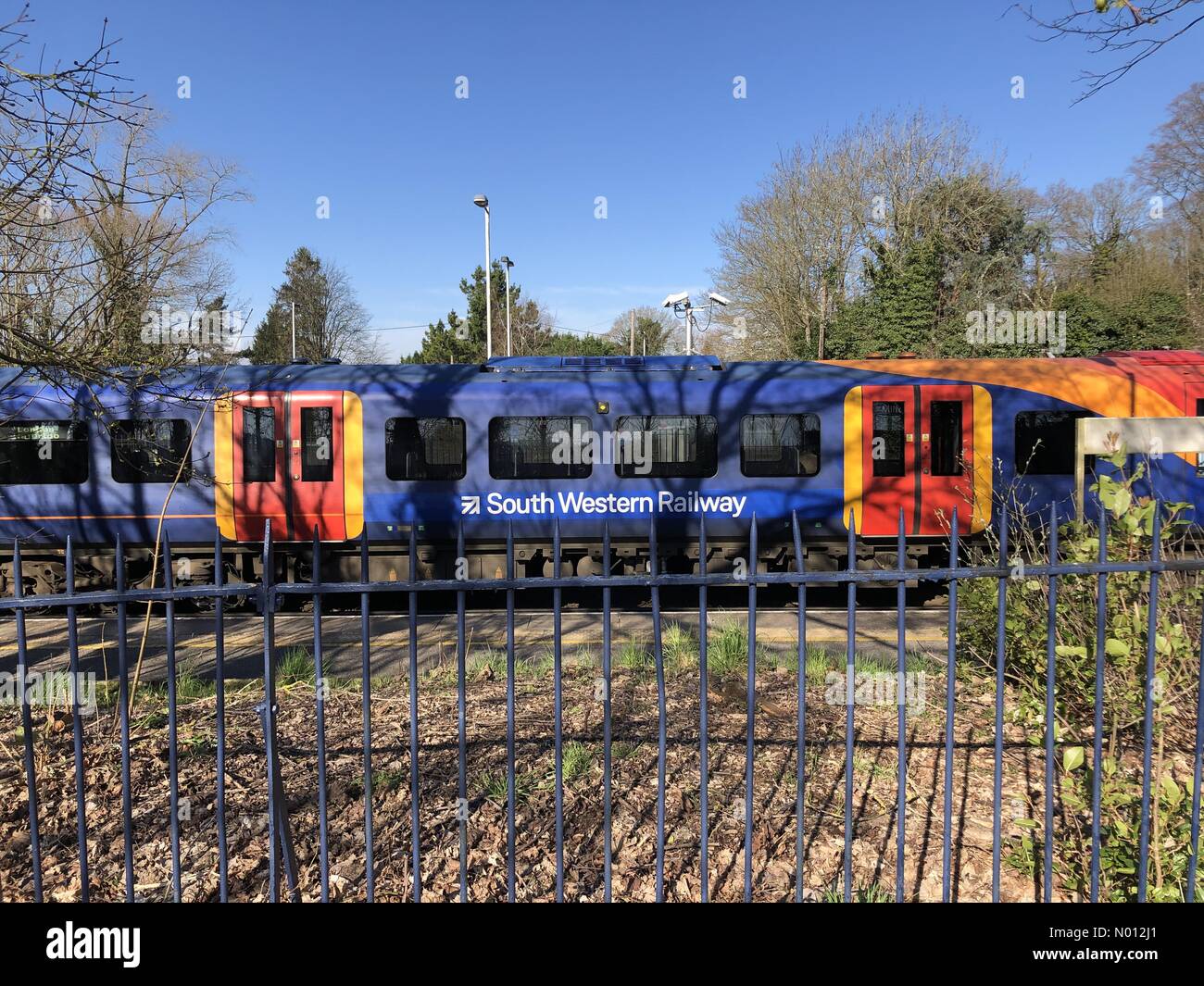 Station Lane, Milford, Surrey, Regno Unito. 23 marzo 2020. Un treno vuoto alla stazione di Milford vicino a Godalming nel Surrey come pendolari ha preso misure precauzionali contro il Coronavirus. Credito: Jamesjagger/StockimoNews/Alamy Live News Foto Stock