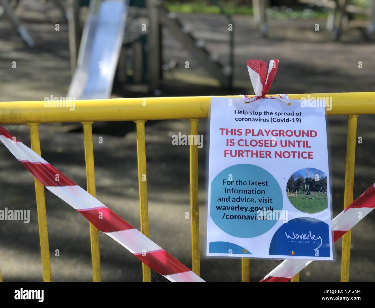 Godalming, Surrey, Regno Unito. 06 aprile 2020. Le restrizioni dovute al Coronavirus rimangono in vigore. Un parco giochi chiuso per bambini a Godalming, Surrey. Credito: Jamesjagger/StockimoNews/Alamy Live News Foto Stock