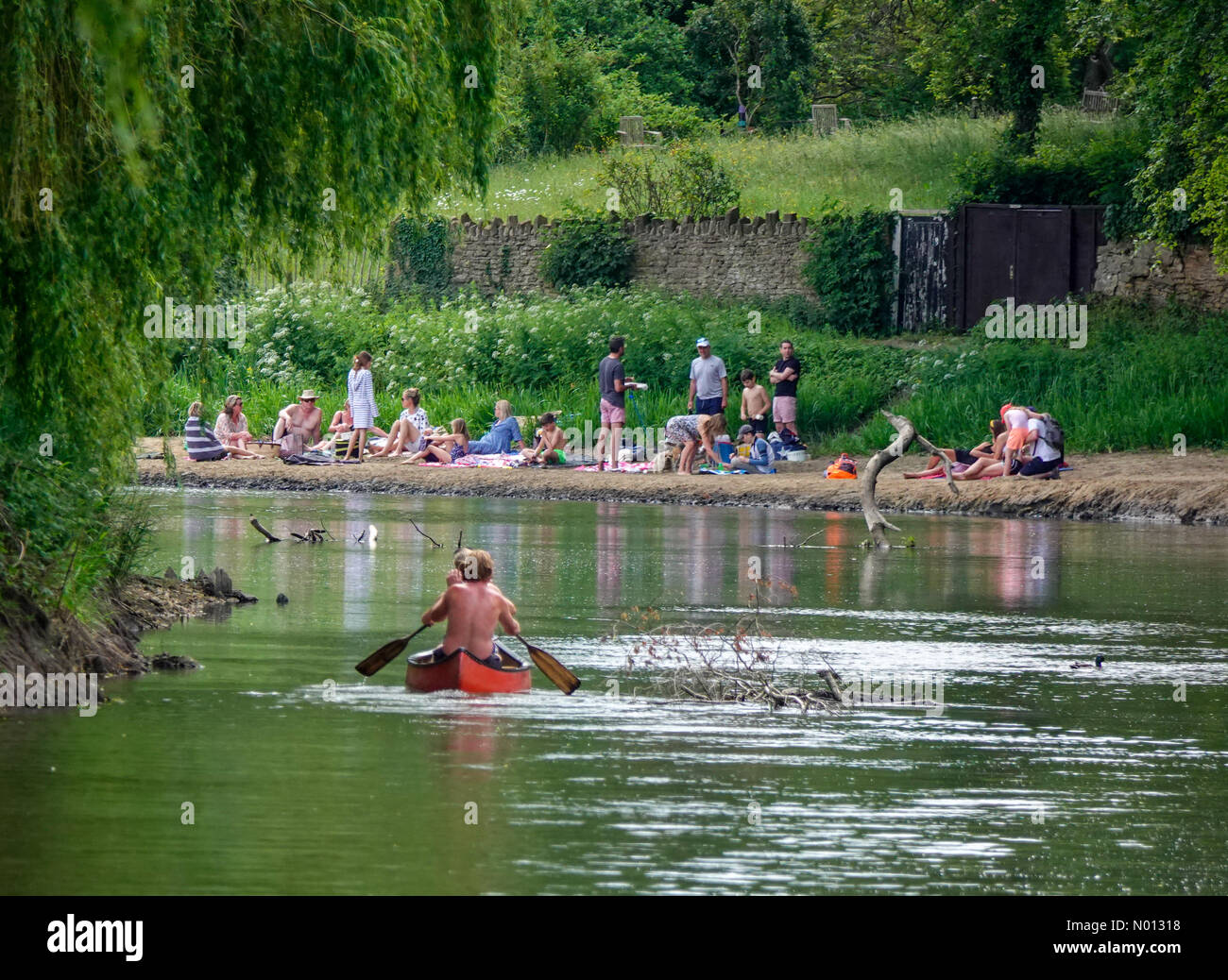 Tempo in Gran Bretagna: Intervalli di sole a Guildford. Fiume Wey, Guildford. 25 maggio 2020. Clima caldo e soleggiato nelle contee di casa lunedì in festa. Persone che si godono il fiume Wey a Guildford, Surrey. Credit: Jamesjagger/StockimoNews/Alamy Live News Foto Stock