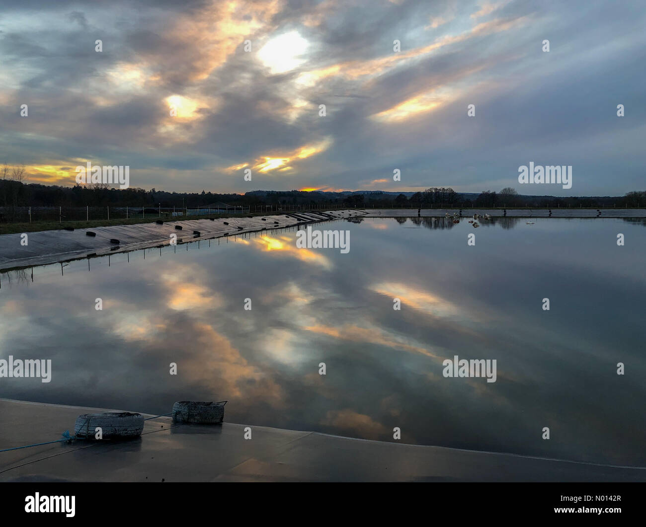 Regno Unito Meteo: Tramonto su Godalming. Tuesley Farm, Godalming. 02 gennaio 2021. Una fine secca ma nuvolosa della giornata per le contee domestiche. Tramonto su Godalming in Surrey. Credit: Jamesjagger/StockimoNews/Alamy Live News Foto Stock