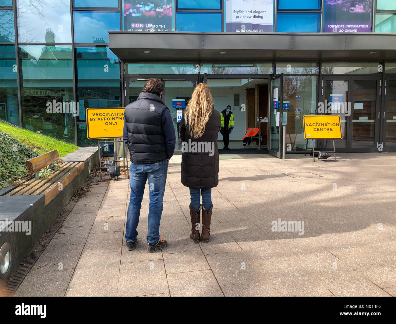 Vaccinazioni di Covid Guildford. Dene Rd, Guildford. 25 marzo 2021. Le vaccinazioni di Covid per gli over 45 sono state offerte questa mattina al centro di vaccinazione G-Live a Guildford, Surrey. Credit: Jamesjagger/StockimoNews/Alamy Live News Foto Stock