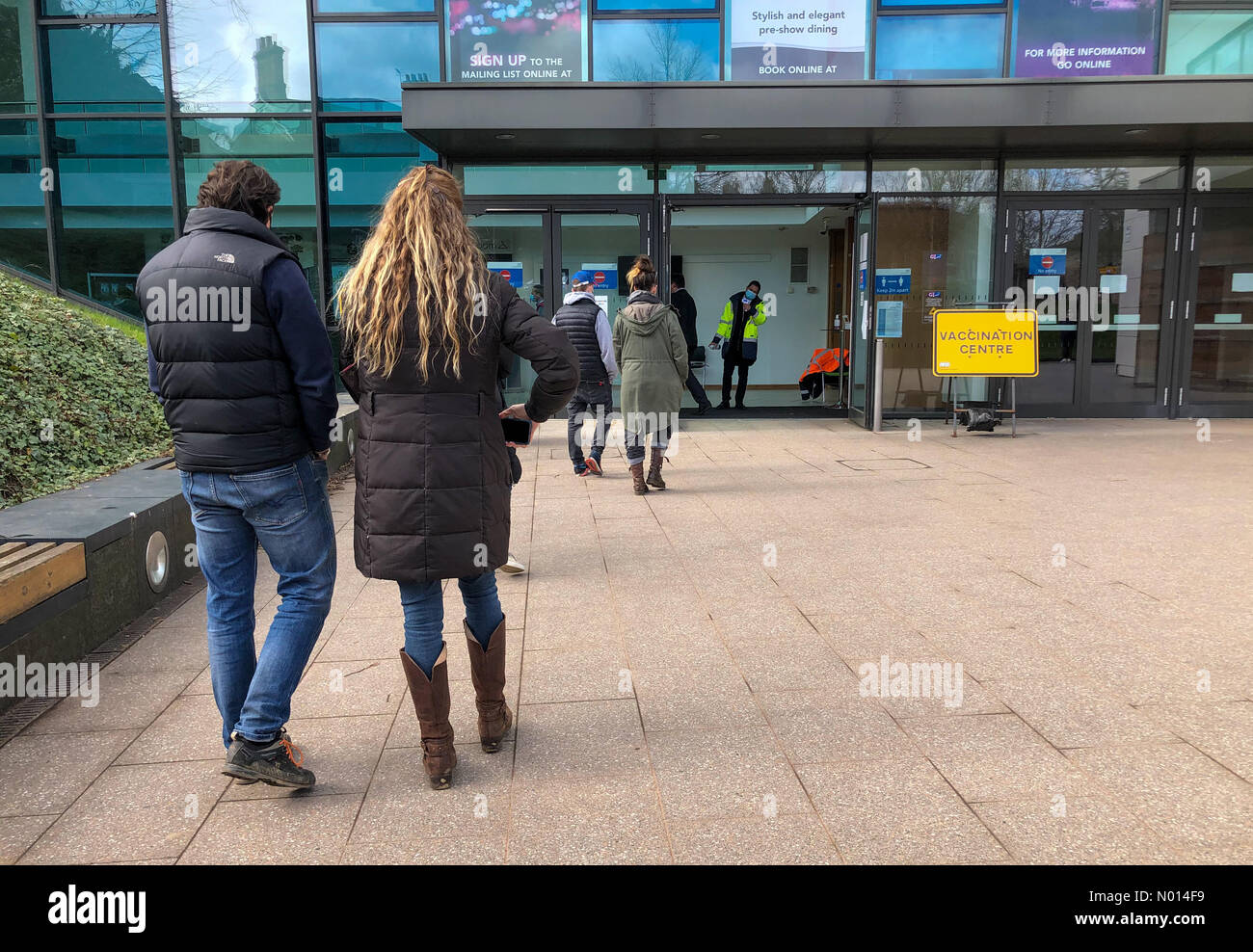 Vaccinazioni di Covid Guildford. Dene Rd, Guildford. 25 marzo 2021. Le vaccinazioni di Covid per gli over 45 sono state offerte questa mattina al centro di vaccinazione G-Live a Guildford, Surrey. Credit: Jamesjagger/StockimoNews/Alamy Live News Foto Stock