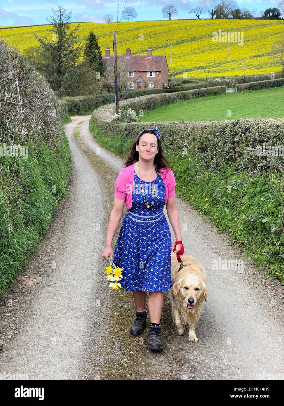 Fiume Teign, Teign Valley, Devon. 9 Aprile 2021. Regno Unito Meteo: Primavera colorata passeggiata lungo le strade di campagna in una bella giornata calda per Raich Keene e Raphael il retriever a Winscombe Farm, Dunsford, Devon. Credit: Nidpor/StockimoNews/Alamy Live News Foto Stock