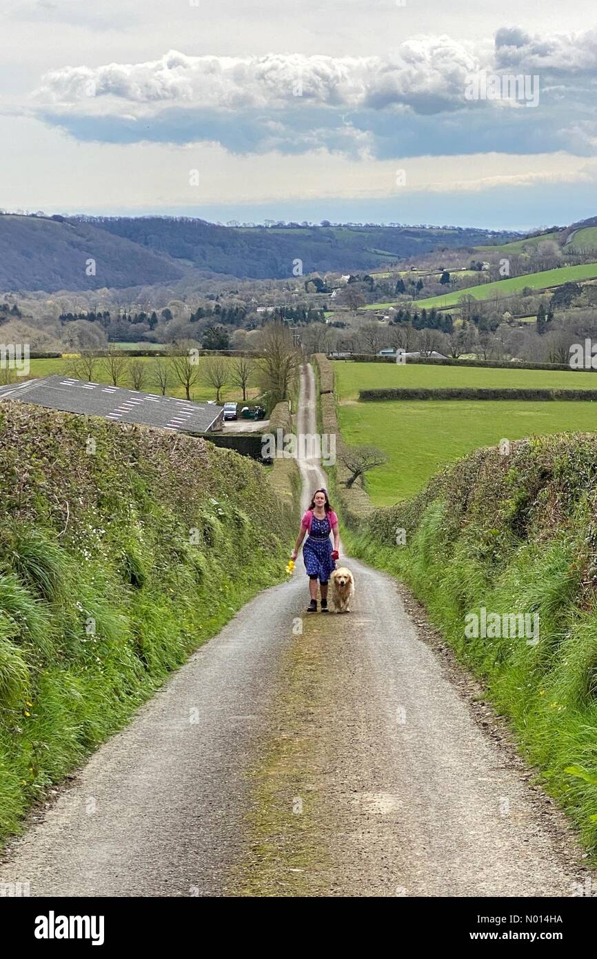 Fiume Teign, Teign Valley, Devon. 9 Aprile 2021. Regno Unito Meteo: Primavera colorata passeggiata lungo le strade di campagna in una bella giornata calda per Raich Keene e Raphael il retriever a Dunsford, Devon. Credit: Nidpor/StockimoNews/Alamy Live News Foto Stock