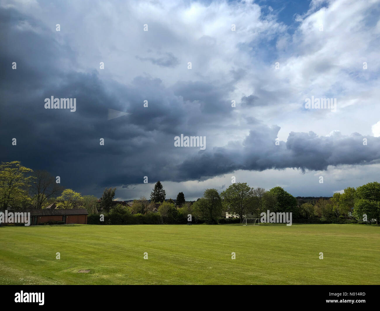 Farnham. 05 maggio 2021. Regno Unito Meteo: Nuvole di pioggia su Farnham. Morley Road, Farnham. 05 maggio 2021. Un pomeriggio irrisolto per le contee di casa. Nuvole nere minacciano la pioggia per Farnham in Surrey. Credit: Jamesjagger/StockimoNews/Alamy Live News Foto Stock