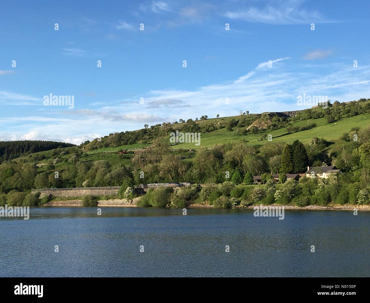 Pontsticill Reservoir, Merthyr Tydfil, Galles del Sud, Regno Unito. 4 giugno 2021. Tempo in Gran Bretagna: Una serata soleggiata e calda verso la Ferrovia del Monte Brecon: Credit: Andrew Bartlett/StockimoNews/Alamy Live News Foto Stock