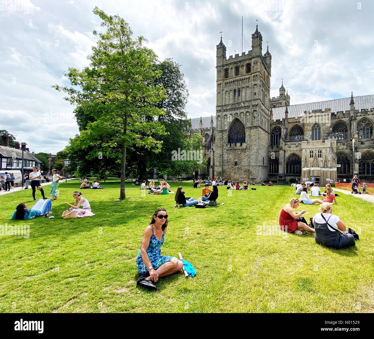 Exeter, Devon, Regno Unito. 11 Giugno 2021. Regno Unito Meteo: I visitatori godono di un pranzo caldo e umido sul Cathedral Green, Exeter. Credit: Nidpor/Alamy Live News Credit: Nidpor/StockimoNews/Alamy Live News Foto Stock