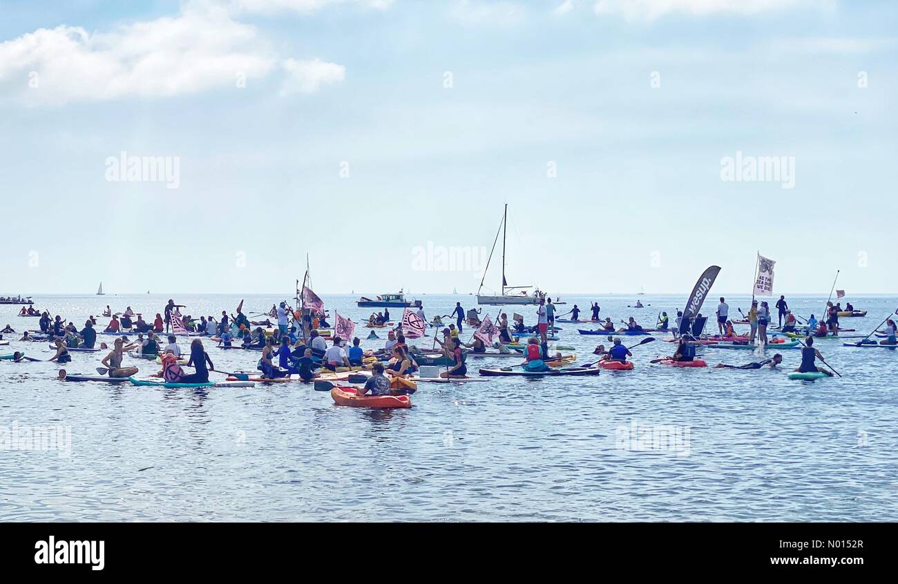 Gylly Beach, Falmouth, Cornovaglia, Regno Unito. 12 giugno 2021. G7 Saddle out protesta a Falmouth, Cornovaglia, Regno Unito. Credit: Nidpor/Alamy Live News Credit: Nidpor/StockimoNews/Alamy Live News Foto Stock