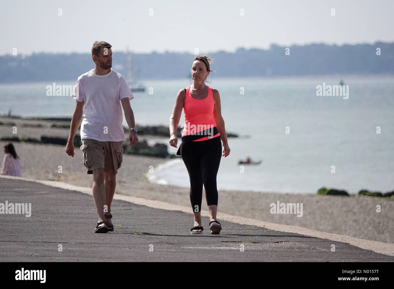 Regno Unito Meteo: Intervalli di sole a Lee-on-Solent. Parata marina, Lee-on-Solent. 15 luglio 2021. Clima caldo lungo la costa meridionale di oggi. Una coppia godendo gli intervalli soleggiati a Lee-on-Solent, Hants. Credit: Jamesjagger/StockimoNews/Alamy Live News Foto Stock