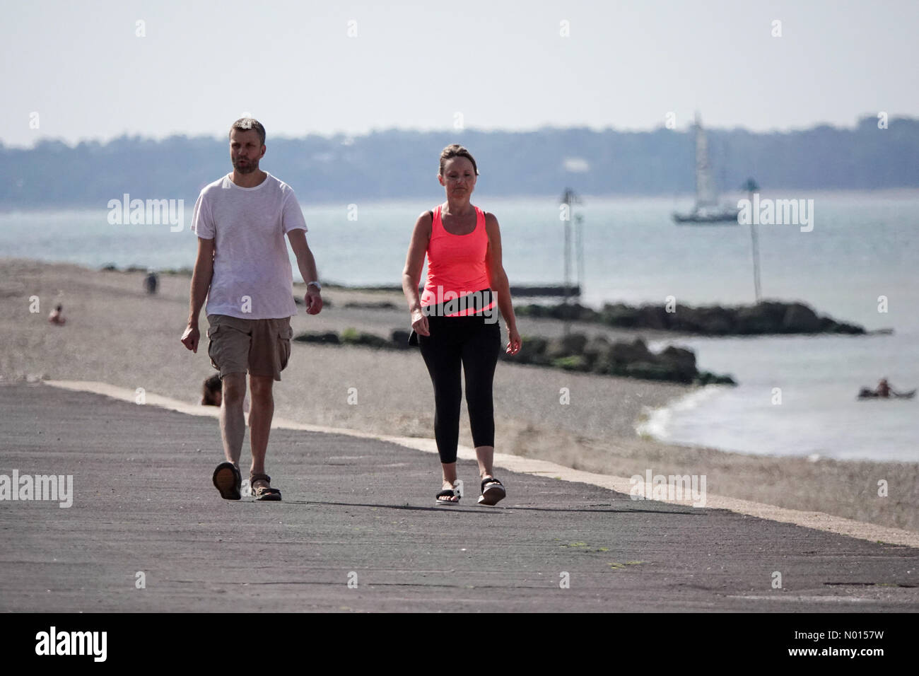 Regno Unito Meteo: Intervalli di sole a Lee-on-Solent. Parata marina, Lee-on-Solent. 15 luglio 2021. Clima caldo lungo la costa meridionale di oggi. Una coppia godendo gli intervalli soleggiati a Lee-on-Solent, Hants. Credit: Jamesjagger/StockimoNews/Alamy Live News Foto Stock