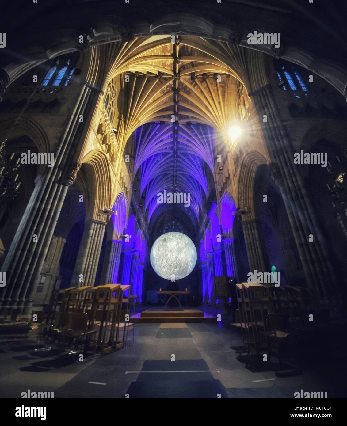 Exeter, Devon, Regno Unito. 2nd Febbraio, 2022. Premere anteprima. Museo della Luna terre all'interno della Cattedrale Exeter. L'artista Luke Jerram presenta la sua replica di scultura lunare dal 3rd al 27th febbraio presso la famosa Cattedrale di Exeter a Devon, Regno Unito. 2nd Febbraio, 2022. Credit Luke Jerram/Exeter Cathedral/nidpor/Alamy Live News Foto Stock