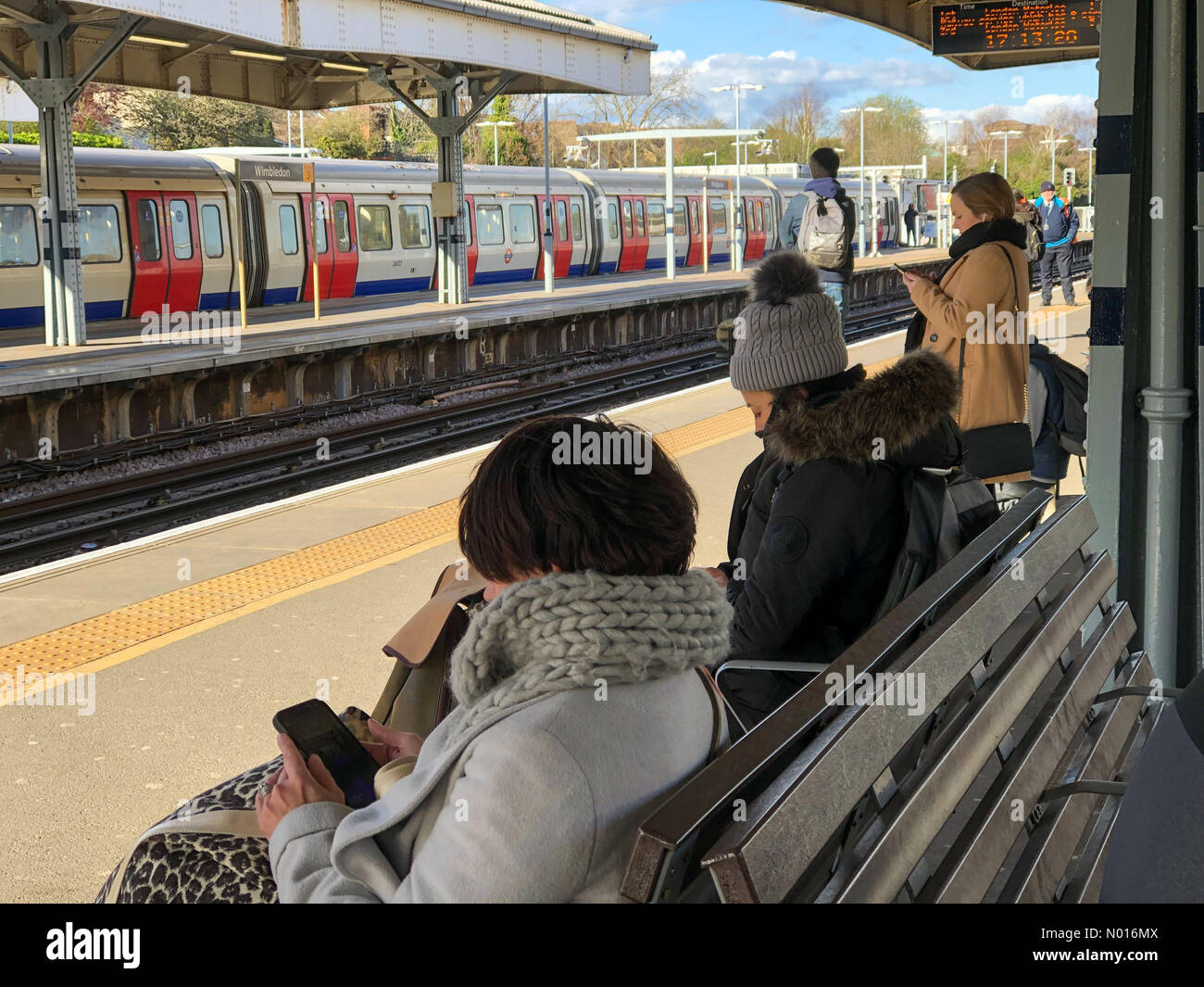 UK Meteo: Soleggiato a Wimbledon. Stazione di Wimbledon, Londra. 01st aprile 2022. Freddo amaramente in tutta la capitale oggi. Tempo soleggiato alla stazione di Wimbledon a Londra. Credit: Jamesjagger/StockimoNews/Alamy Live News Foto Stock