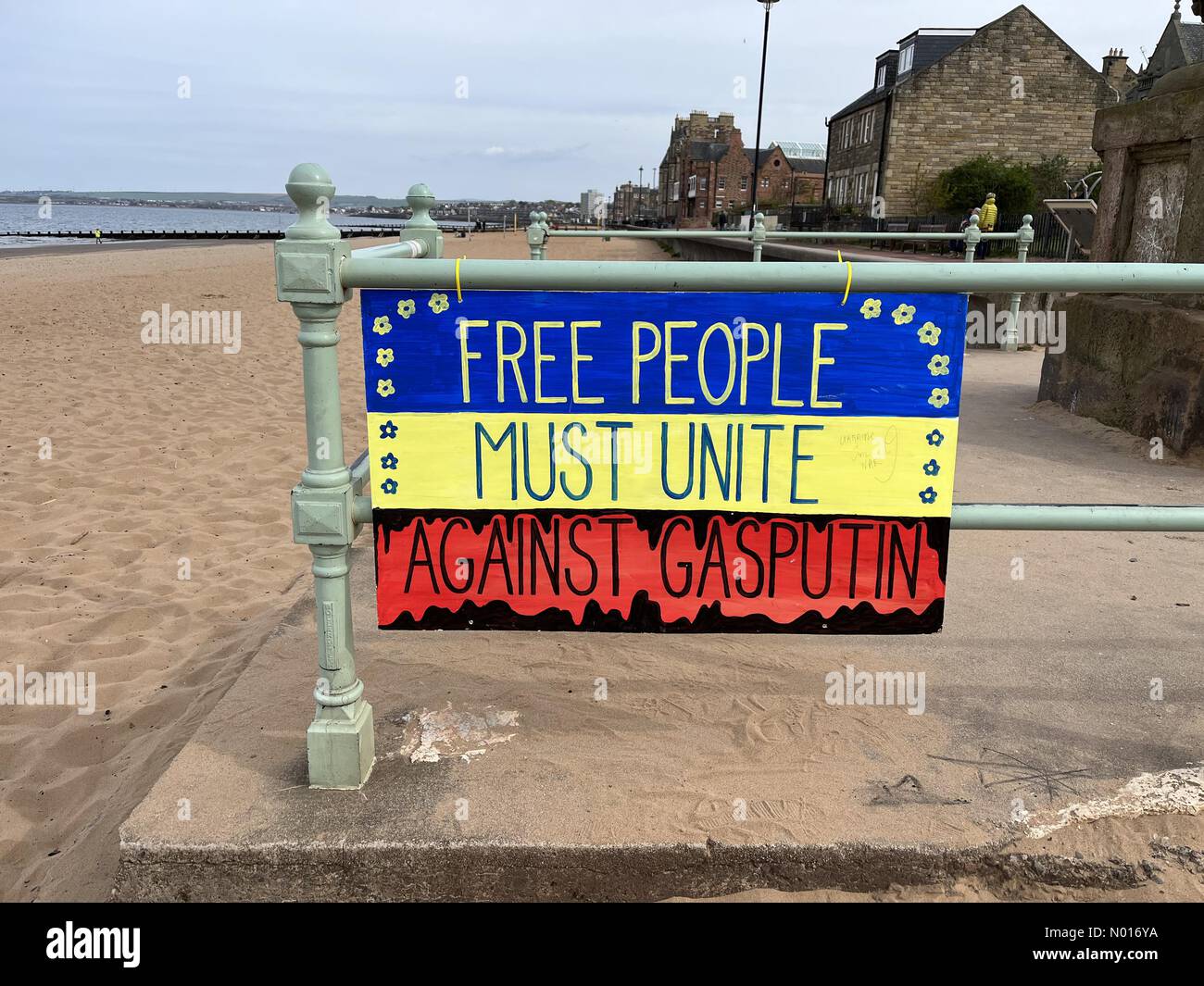 Portobello, Edimburgo, Regno Unito. 28 aprile 2022. Il poster di protesta pro ucraino e anti Putin è apparso sul lungomare di Portobello, fuori Edimburgo. Credit: Highbrow/StockimoNews/Alamy Live News Foto Stock