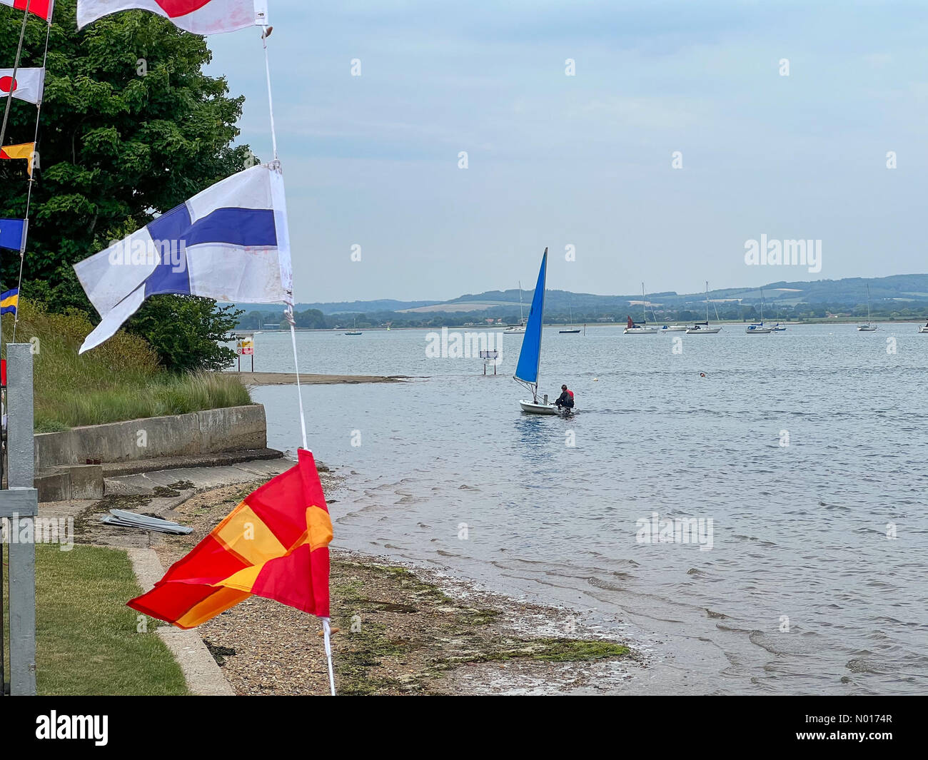 Hampshire, Regno Unito. 03rd giugno 2022. UK Meteo: Intervalli di sole a Emsworth. Thorney Island, Emsworth. 03rd giugno 2022. Intervalli di sole lungo la costa meridionale oggi. Una barca da gommone al largo di Thorney Island, Emsworth, nell'Hampshire. Credit: Jamesjagger / StockimoNews/Alamy Live News Foto Stock