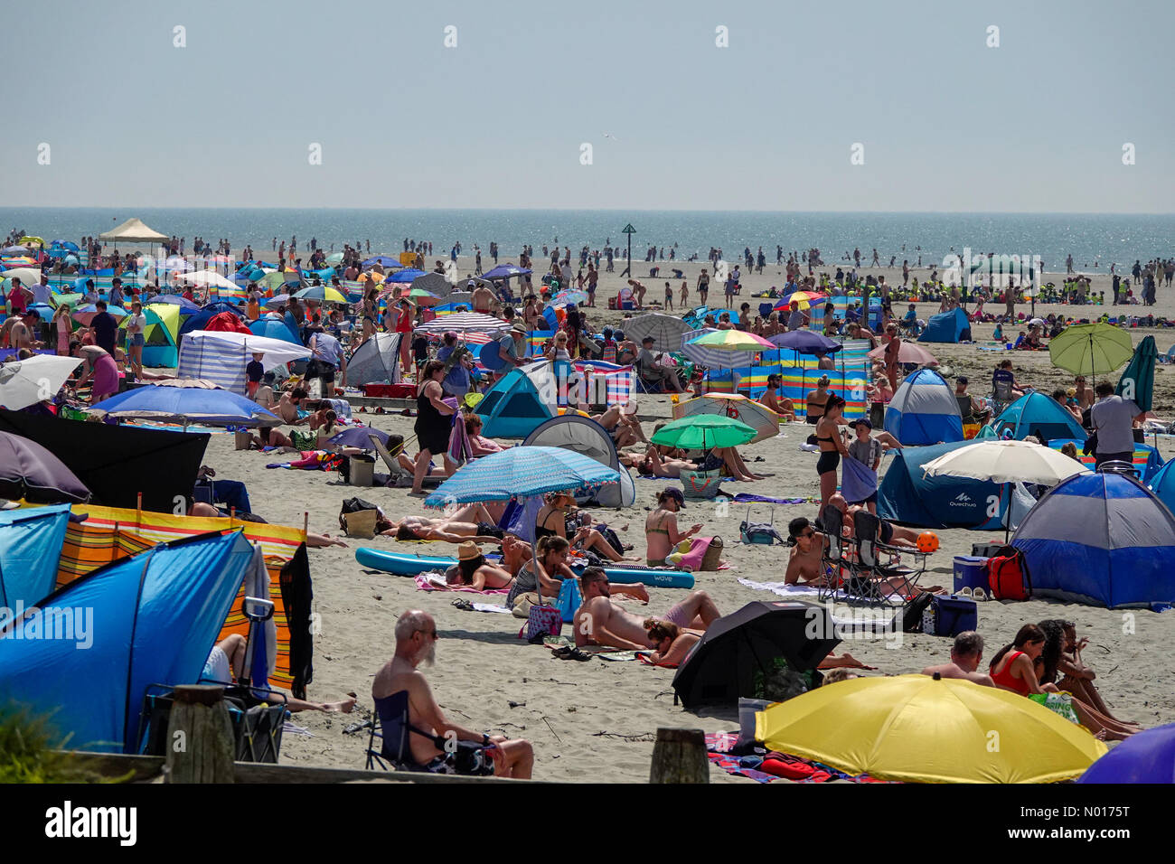 UK Meteo: Soleggiato a Wittering. West Strand, West Wittering. 17th giugno 2022. Tempo caldo e soleggiato lungo la costa meridionale oggi. Bel tempo alla spiaggia di West Wittering nel Sussex occidentale. Credit: Jamesjagger/StockimoNews/Alamy Live News Foto Stock