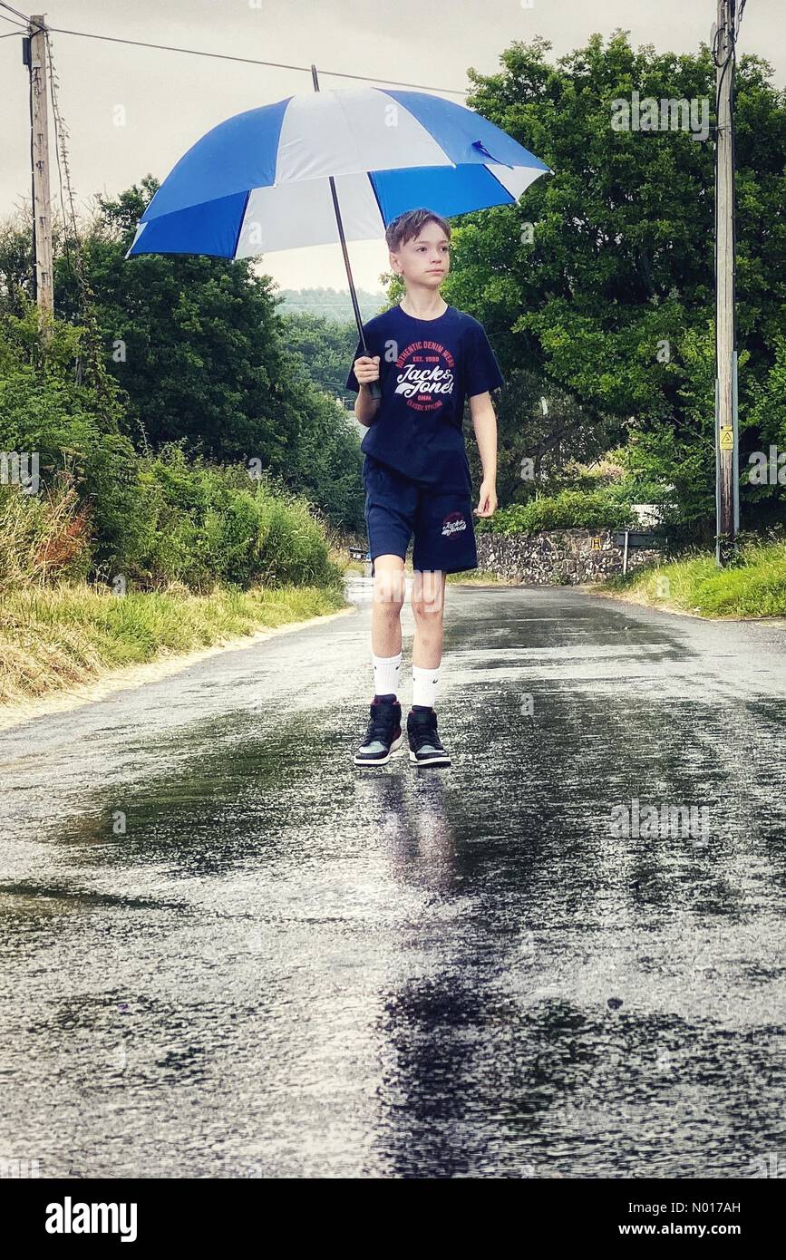 UK Meteo: Short sharp shower as surprise rainfall breaks heatwave in Doddiscombsleigh, Devon, UK. 19 luglio 2022. Credit nidpor/ Alamy Live News Credit: Nidpor/StockimoNews/Alamy Live News Foto Stock