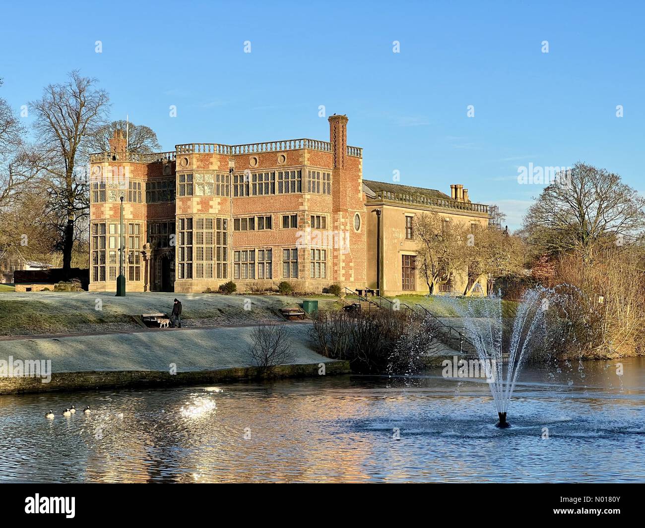 UK Weather: Sole mattina gelida a Chorley. Astley Hall in Astley Park, Chorley su un freddo, gelido ma soleggiato mattina credito: Lancashire Images/StockimoNews/Alamy Live News Foto Stock