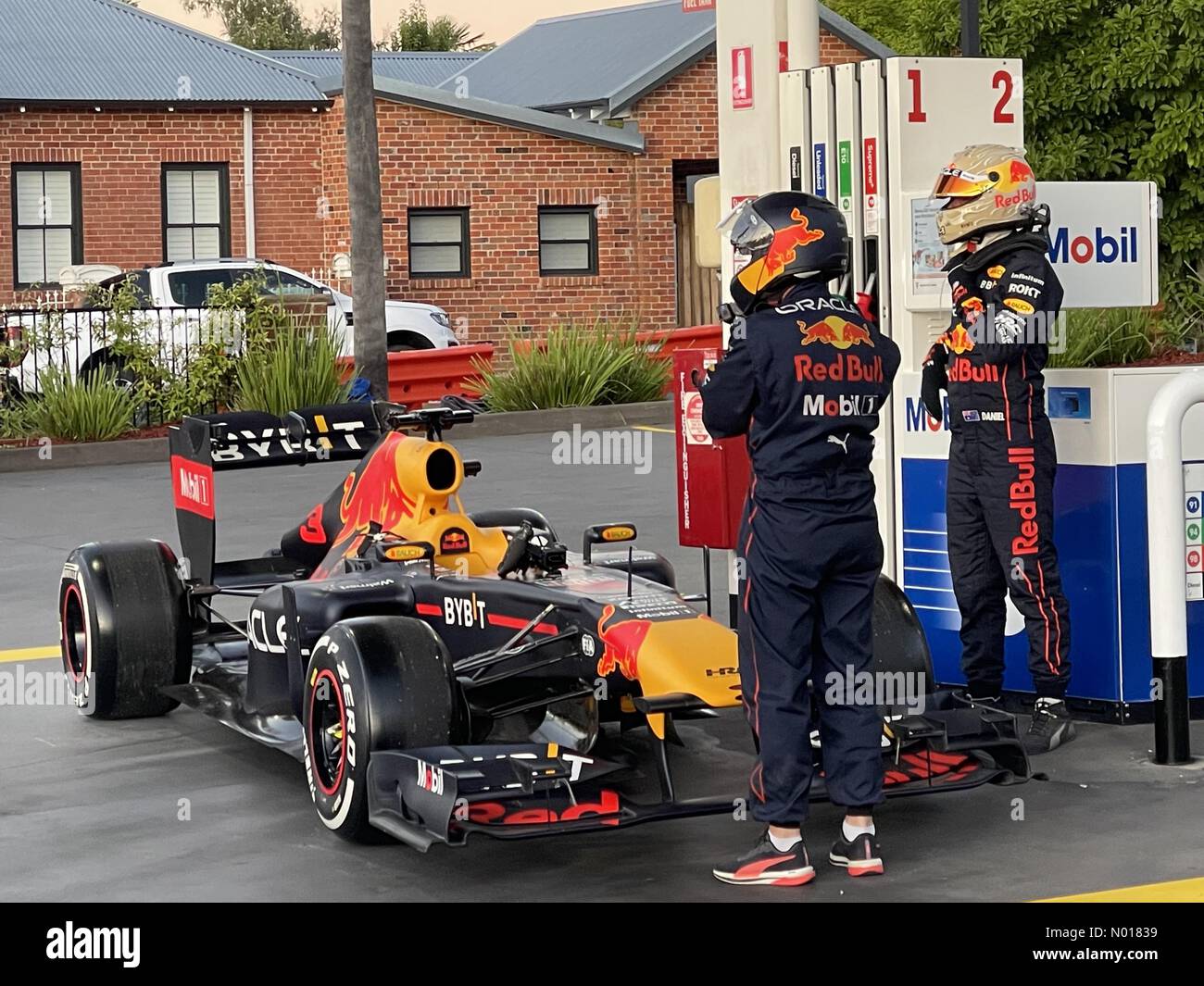 F1 driver Liam Lawson visto filmare uno spot Red Bull in una stazione di  servizio 7 Eleven a Bathurst, NSW, Australia Credit:  Mjmediabox/StockimoNews/Alamy Live News Foto stock - Alamy