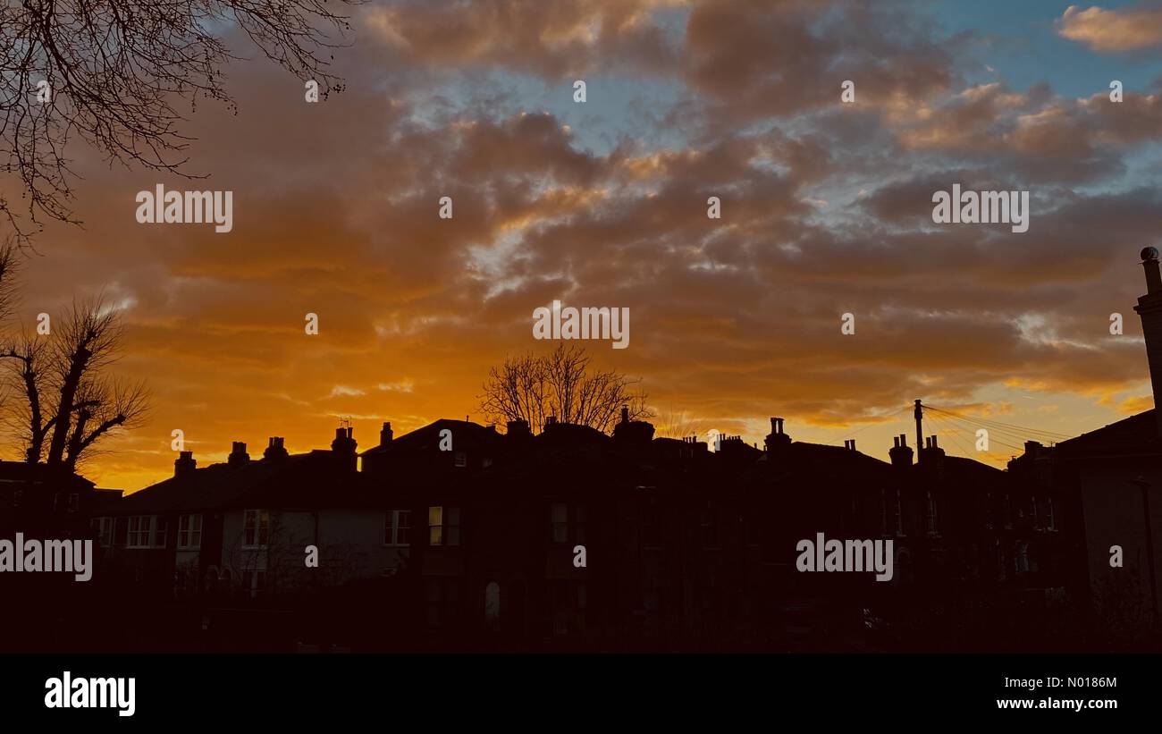 Londra, Regno Unito. 26th Feb, 2023. Colourful Sunset, Wimbledon, Londra, Regno Unito Credit: amer Ghazzal/StockimoNews/Alamy Live News Credit: amer Ghazzal / StockimoNews/Alamy Live News Foto Stock