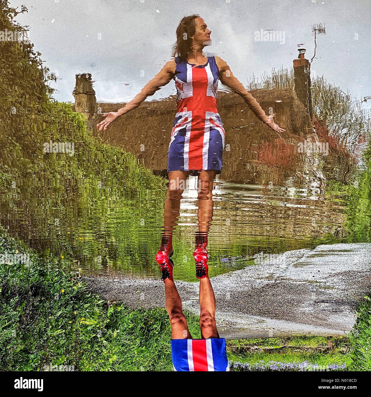 Devon, UK, 05/05/2023 UK Weather: Overcast Union Jack Dress Reflections in Co'rain'ation budghe in una giornata bagnata a Dunsford, Devon, UK. Credit nidpor/ Alamy Live News Foto Stock