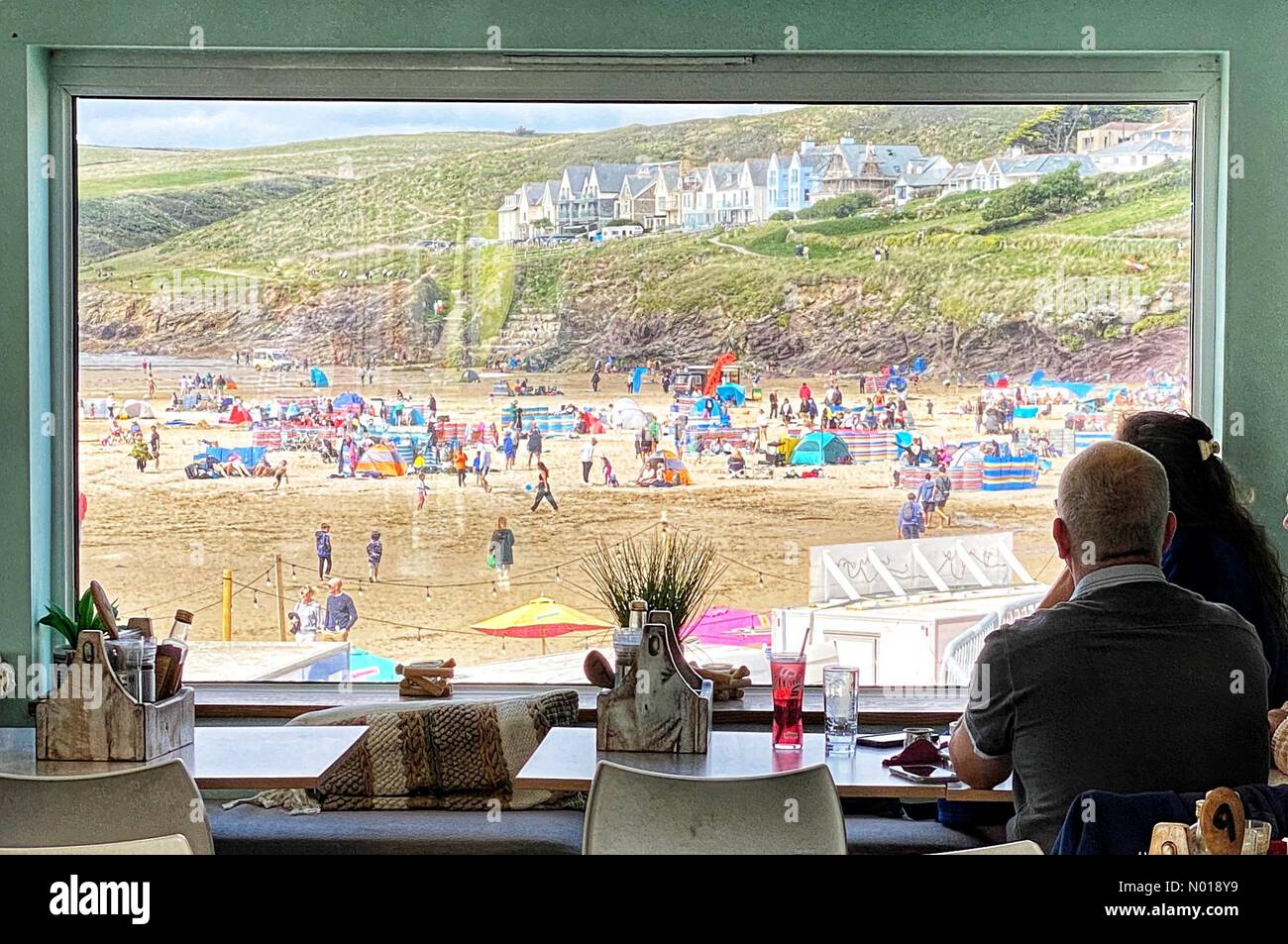 Meteo del Regno Unito: Una giornata all'interno e all'esterno con condizioni variabili che si affacciano sulla spiaggia di Polzeath, Cornovaglia, Regno Unito. 26 agosto 2023. Credito nidpor: Nidpor/StockimoNews/Alamy Live News Foto Stock