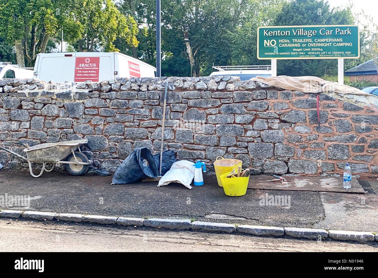 Scena dopo gravi inondazioni a Kenton, vicino a Exeter, Devon, Regno Unito. Le pareti sono riparate mentre il villaggio si asciuga. 18 settembre 2023. Credito nidpor: Nidpor/StockimoNews/Alamy Live News Foto Stock