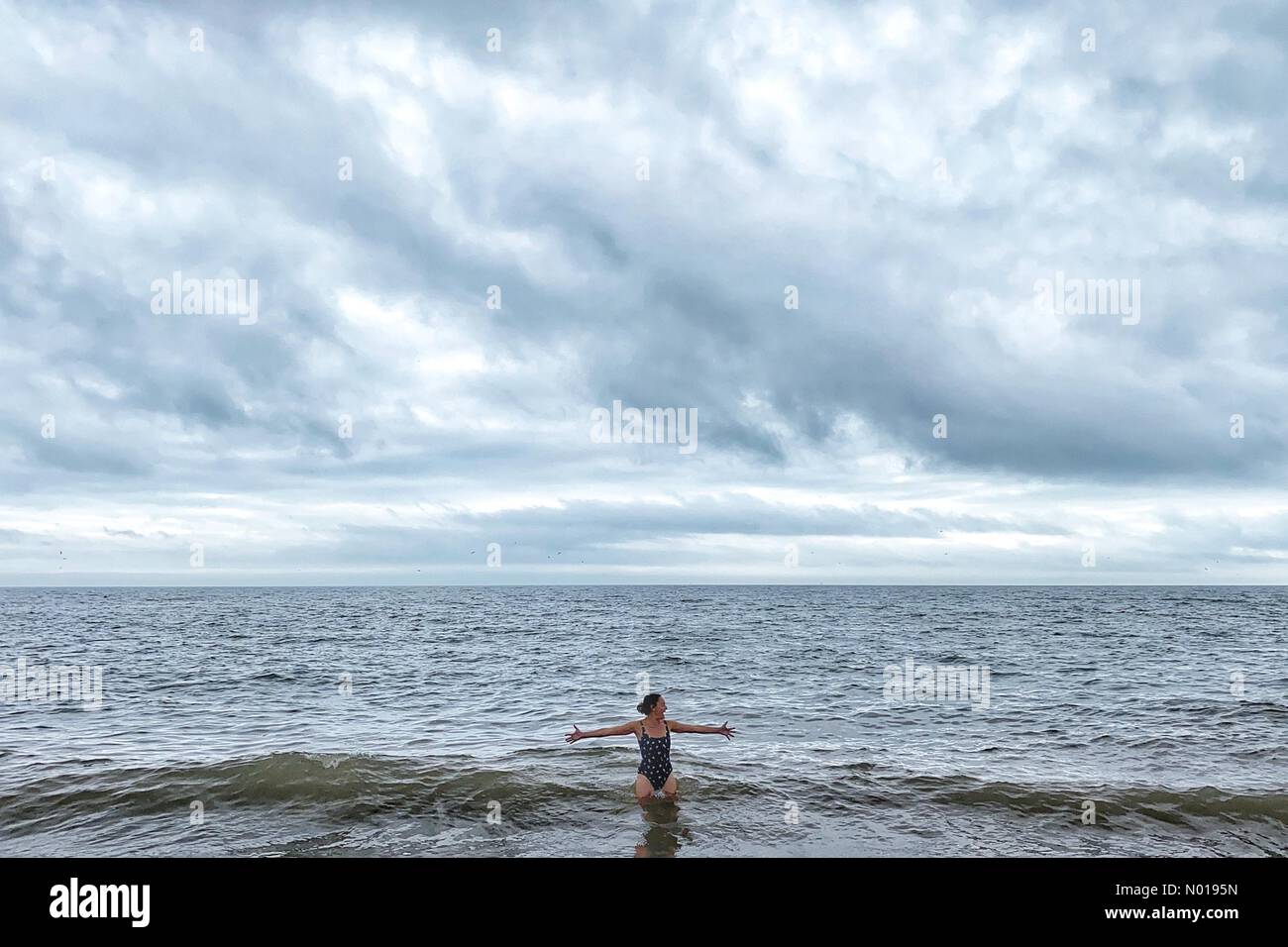 UK Weather: Primo tuffo nel nuovo mese per Raich Keene a Dawlish, Devon, Regno Unito. Ottobre 2023. Credito nidpor: Nidpor/StockimoNews/Alamy Live News Foto Stock