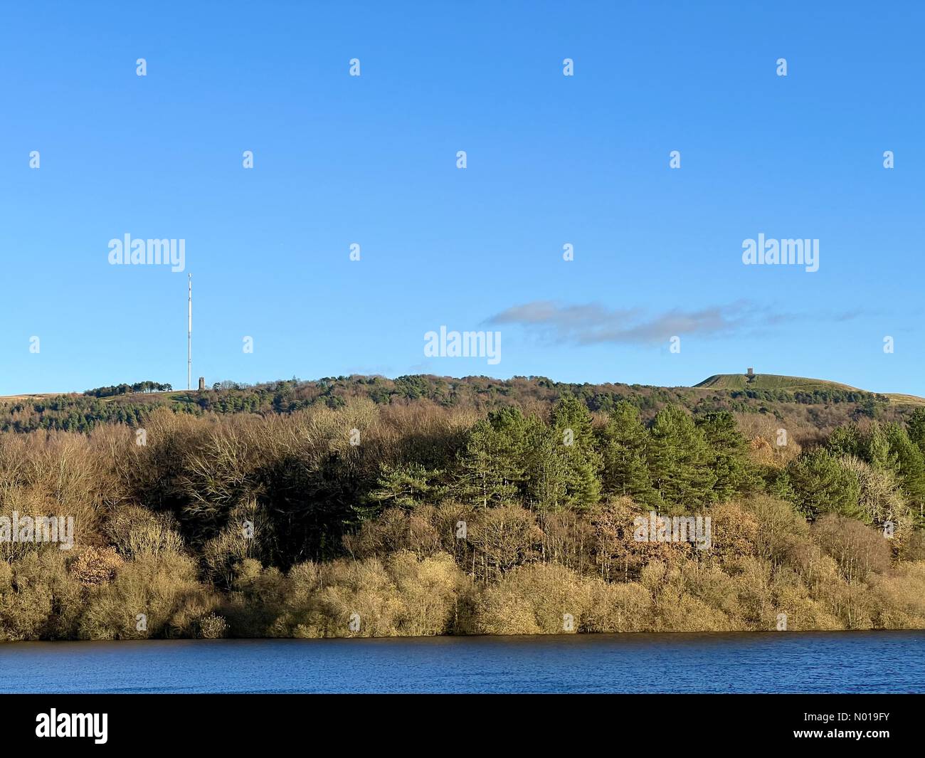 Tempo nel Regno Unito: Giornata di sole a Rivington, Lancashire. Colori autunnali al Rivington Pike vicino a Chorley. Mostra anche il trasmettitore TV Winter Hill in lontananza. Foto Stock