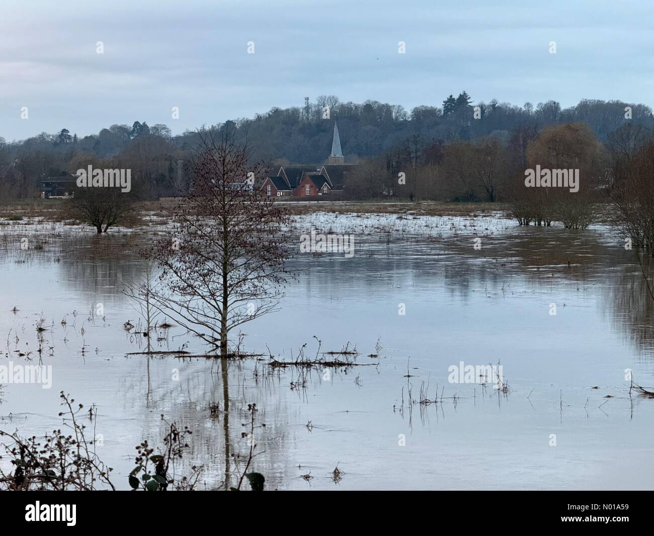 Tempo nel Regno Unito: Inondazioni a Godalming. Catteshall Ln, Godalming. 6 gennaio 2024. La pioggia di Storm Henk è entrata nella rete fluviale ieri sera. Le inondazioni hanno portato a Godalming nel Surrey. Crediti: Jamesjagger/StockimoNews/Alamy Live News Foto Stock