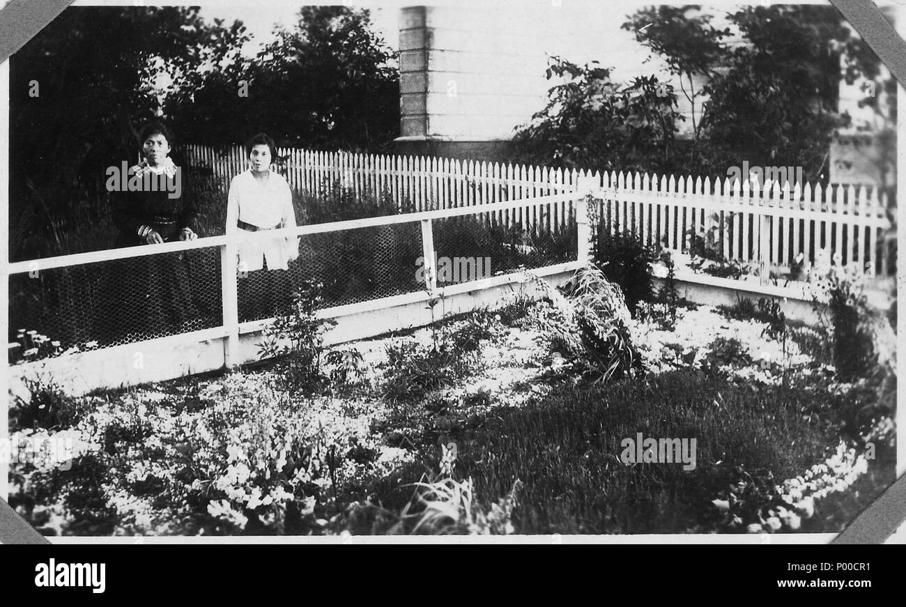 Maria Hudson e Sarah Dundas presso la tomba di William Duncan nell'estate del 1919. Maria Hudson, con suo marito... - Foto Stock