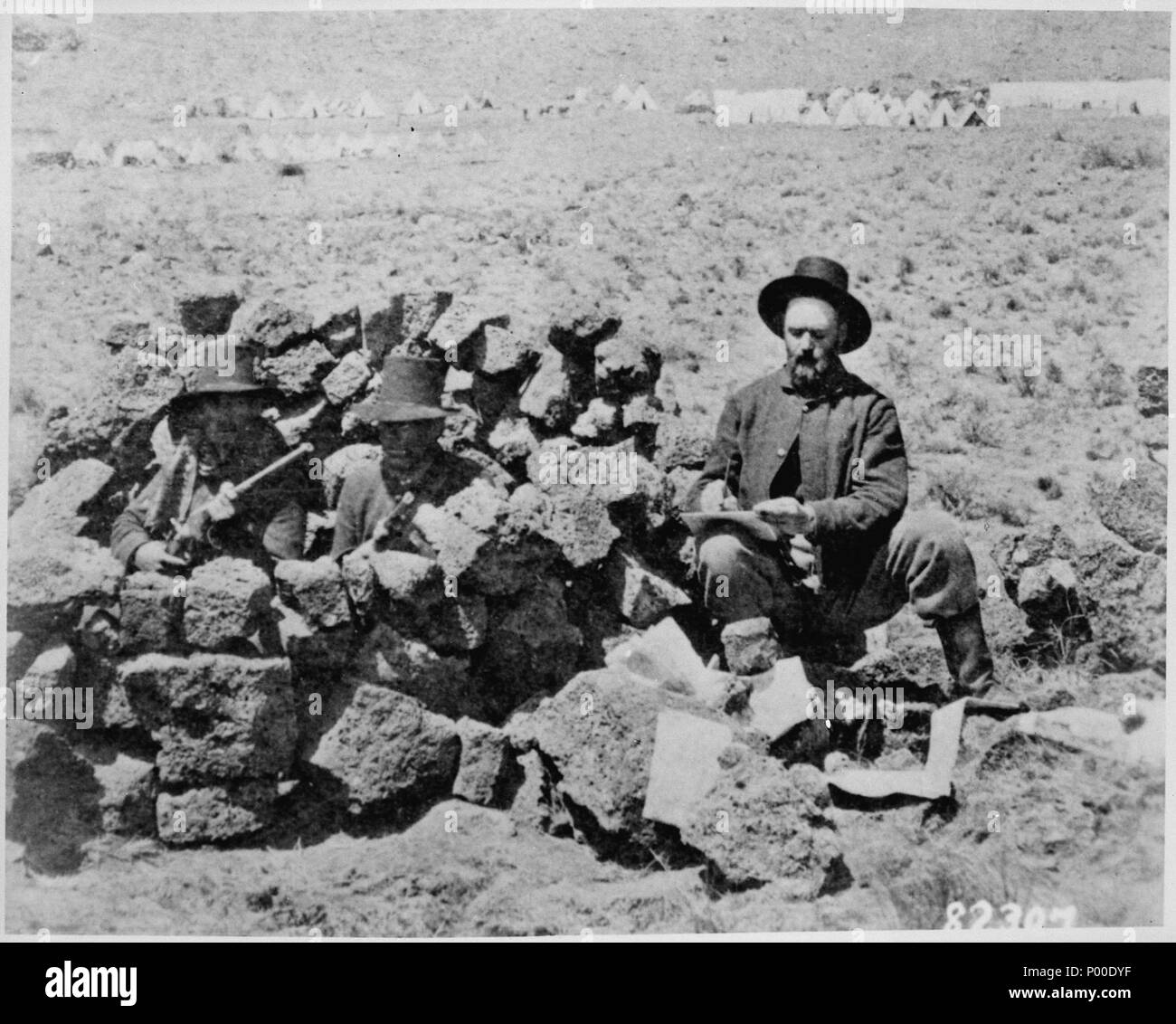 McKay, il San Francisco bollettino corrispondente prendendo appunti sul campo di battaglia vicino a gen. Gillem's camp. A sinistra ar - Foto Stock