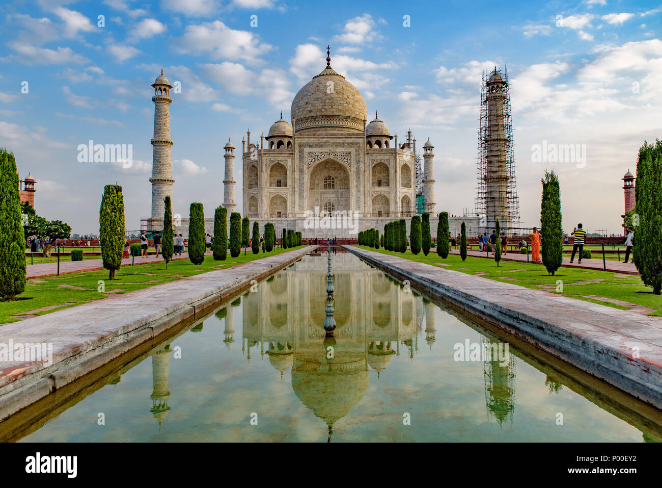 Taj Mahal con la riflessione sull'acqua, Agra, India Foto Stock