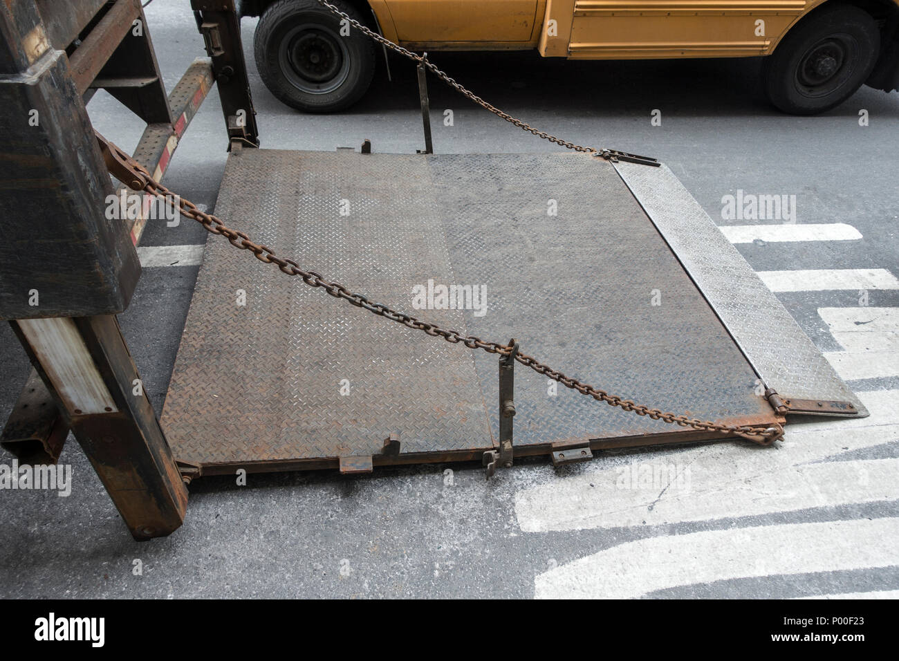 Retro del carrello spedizione al piano terra in acciaio diamantato del sollevatore Foto Stock