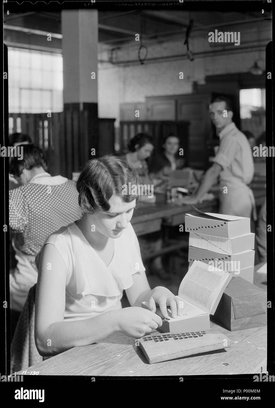 Ola Brooks, Mt. Carmelo, Tennessee. Questa ragazza è indice di posizionamento delle linguette. Le linguette sono applicati con una pinzetta e una... - Foto Stock