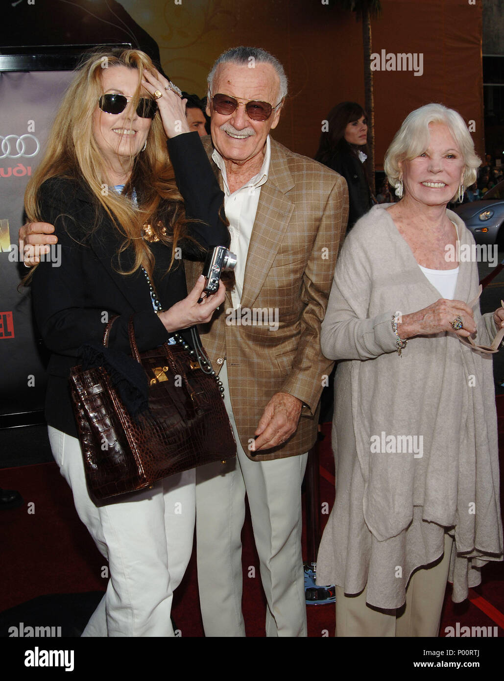 Stan Lee e la moglie e la figlia - il ferro uomo Premiere al Chinese  Theatre di Los Angeles. headshot a lunghezza piena sorriso contatto visivo  dressStanLee nero moglie figlia 17 evento