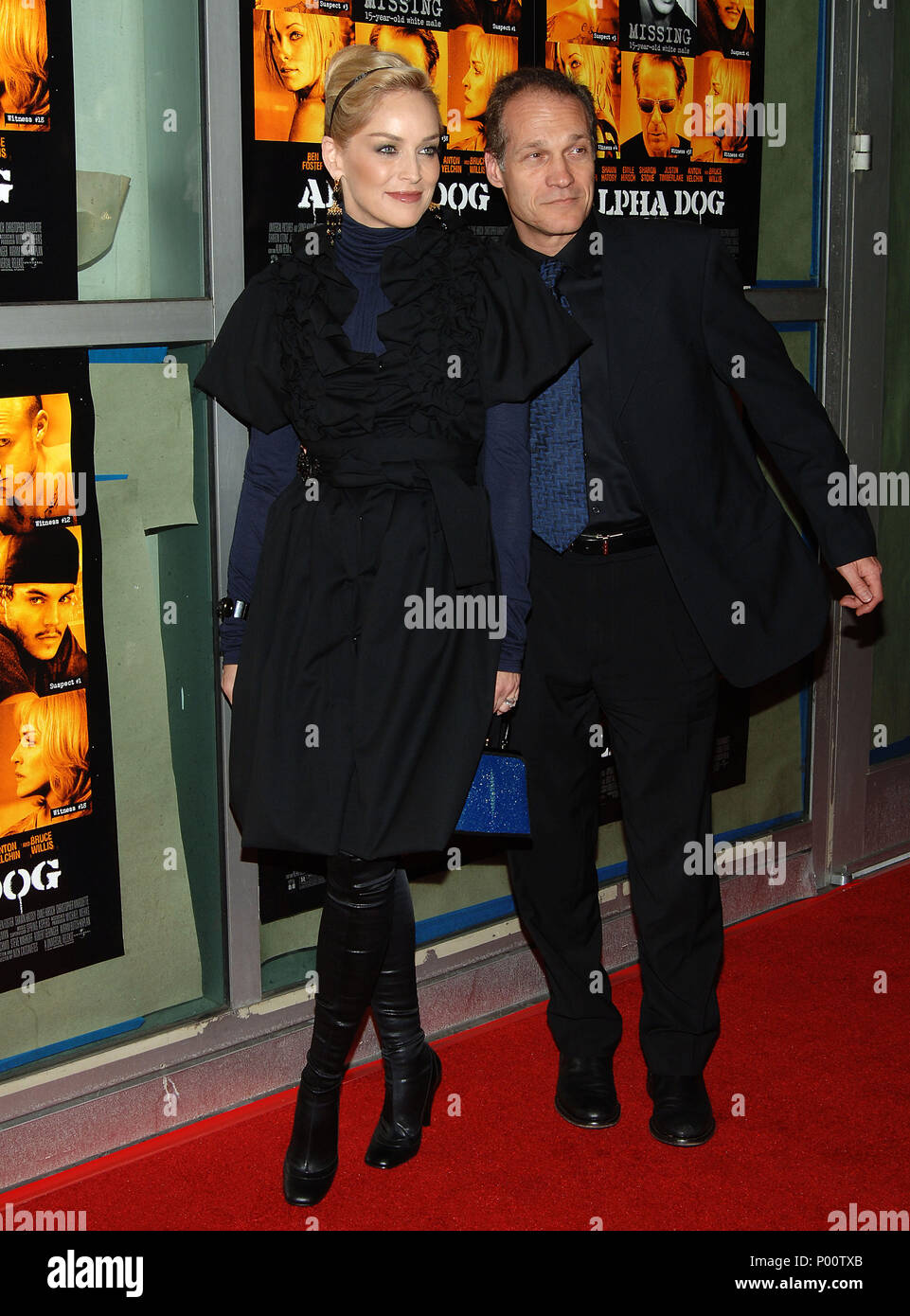 Sharon Stone e Jay Acovone arrivando al cane alfa Premiere al Arclight Theatre di Los Angeles. Gennaio 3, 2007 a piena lunghezza StoneSharon AcovoneJay006 evento nella vita di Hollywood - California, tappeto rosso Evento, STATI UNITI D'AMERICA, industria cinematografica, celebrità, fotografia, Bestof, arte cultura e intrattenimento, celebrità moda, migliori della vita di Hollywood, evento nella vita di Hollywood - California, moquette rossa e dietro le quinte, musica celebrità, Topix, coppia, famiglia ( marito e moglie ) e i bambini- figli, fratelli e sorelle inchiesta tsuni@Gamma-USA.com, Credito Tsuni / USA, 2006-2009 Foto Stock