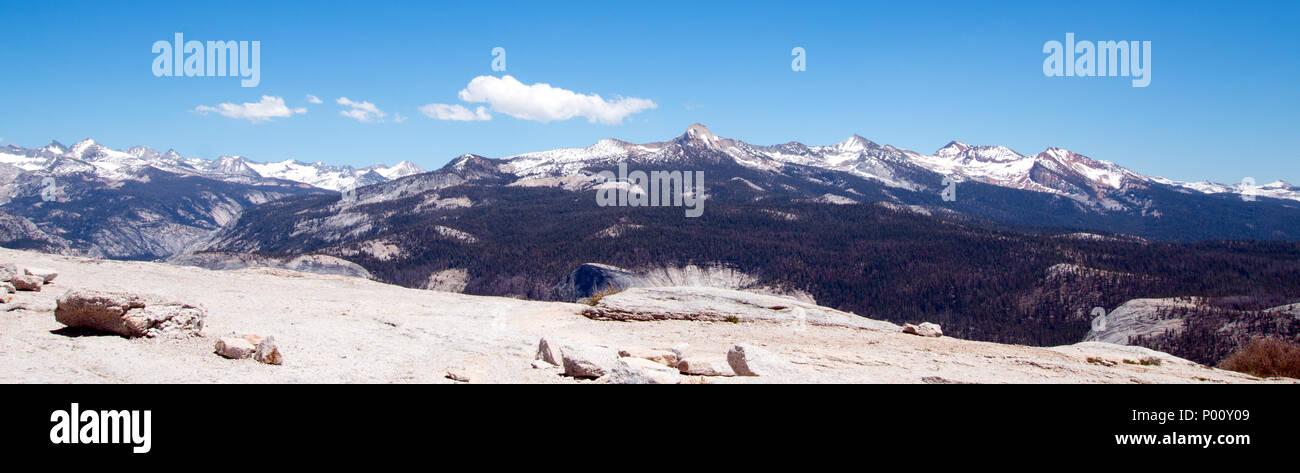 Vista dalla cima di Half Dome in Yosemite National Park in California, negli Stati Uniti Foto Stock