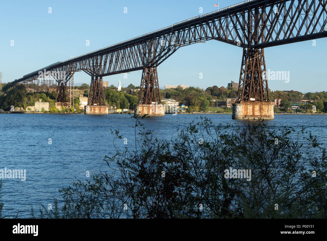 Il ponte di Poughkeepsie, una storica 1889 ponte ferroviario, è ora parte di un pedone e bicicletta sentiero attraverso il fiume Hudson. Foto Stock