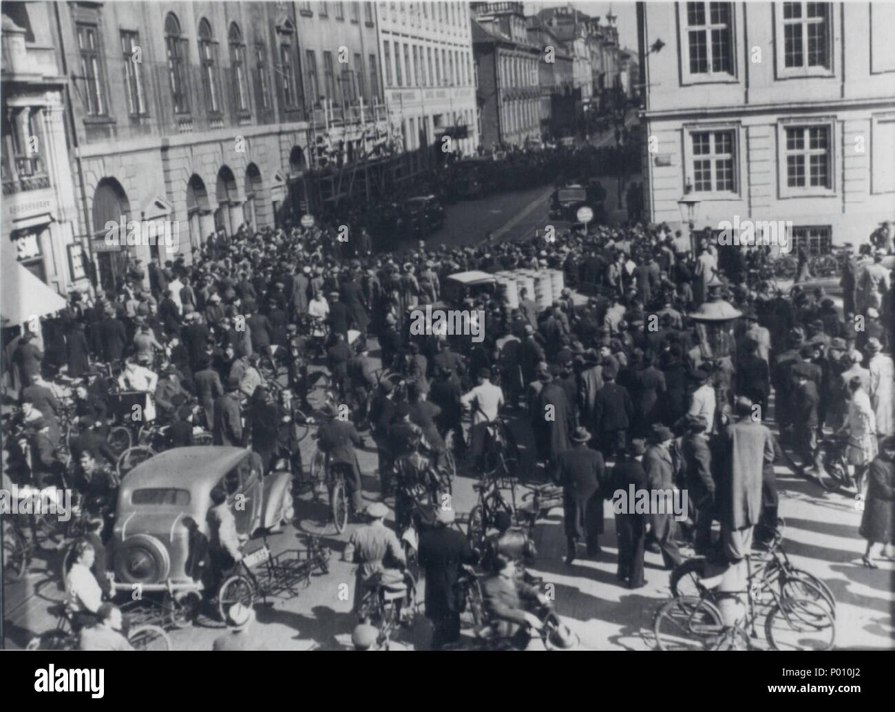 101 Tysk militaer afhenter ansatte ved den britiske legazione mi Bredgade ved Sankt Annae Plads, 9. Aprile 1940 Foto Stock
