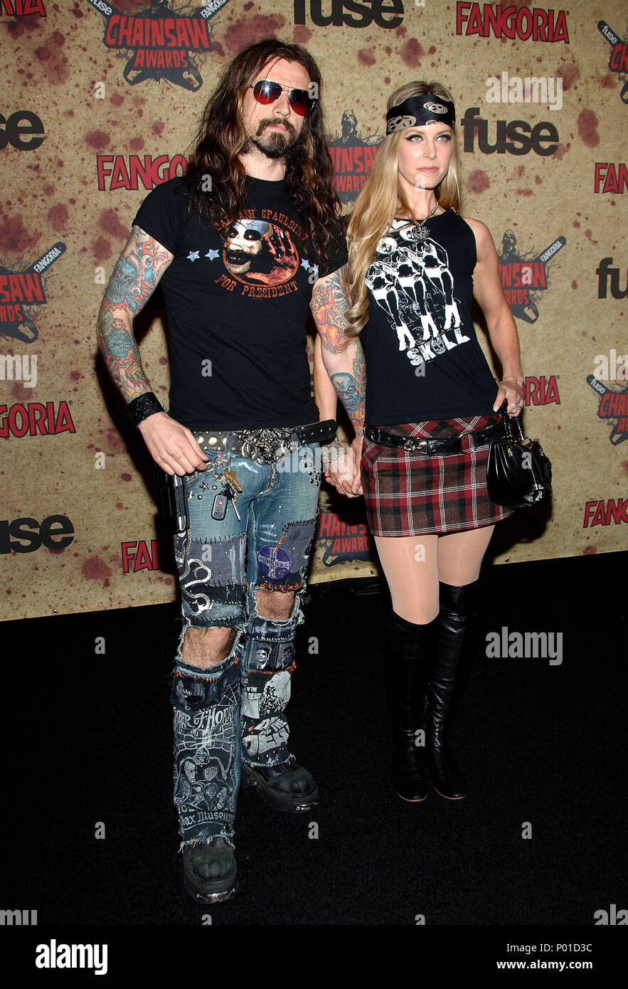 Rob Zombie con la moglie Sheri Moon Zombie a CHAINSAW AWARDS al Orpheum Theatre di Los Angeles. Ottobre 15, 2006. Per tutta la lunghezza il contatto visivo ZombieRob SheriMoon067 evento nella vita di Hollywood - California, tappeto rosso Evento, STATI UNITI D'AMERICA, industria cinematografica, celebrità, fotografia, Bestof, arte cultura e intrattenimento, celebrità moda, migliori della vita di Hollywood, evento nella vita di Hollywood - California, moquette rossa e dietro le quinte, musica celebrità, Topix, coppia, famiglia ( marito e moglie ) e i bambini- figli, fratelli e sorelle inchiesta tsuni@Gamma-USA.com, Credito Tsuni / USA, 2006-2009 Foto Stock