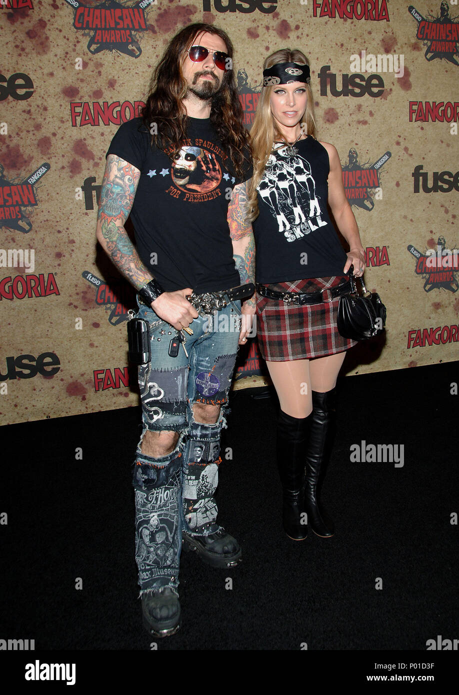 Rob Zombie con la moglie Sheri Moon Zombie a CHAINSAW AWARDS al Orpheum Theatre di Los Angeles. Ottobre 15, 2006. Per tutta la lunghezza il contatto visivo ZombieRob SheriMoon068 evento nella vita di Hollywood - California, tappeto rosso Evento, STATI UNITI D'AMERICA, industria cinematografica, celebrità, fotografia, Bestof, arte cultura e intrattenimento, celebrità moda, migliori della vita di Hollywood, evento nella vita di Hollywood - California, moquette rossa e dietro le quinte, musica celebrità, Topix, coppia, famiglia ( marito e moglie ) e i bambini- figli, fratelli e sorelle inchiesta tsuni@Gamma-USA.com, Credito Tsuni / USA, 2006-2009 Foto Stock