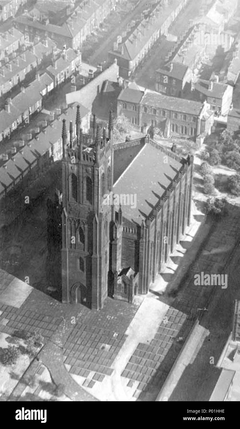 . Ex Chiesa di St Mary, Quarry Hill, Leeds, West Yorkshire, Inghilterra. Esso è stato completato nel 1826 e demolita nel 1979. Essa è stata oggetto di riparazioni e alterazioni nel 1850, quando il font, reredos e il pulpito sono stati scolpiti da Robert Mawer. Come di 2016 la posizione di questi artefatti è sconosciuto. . 1945. Unknown 94 St Mary Quarry Hill vista aerea (2) Foto Stock