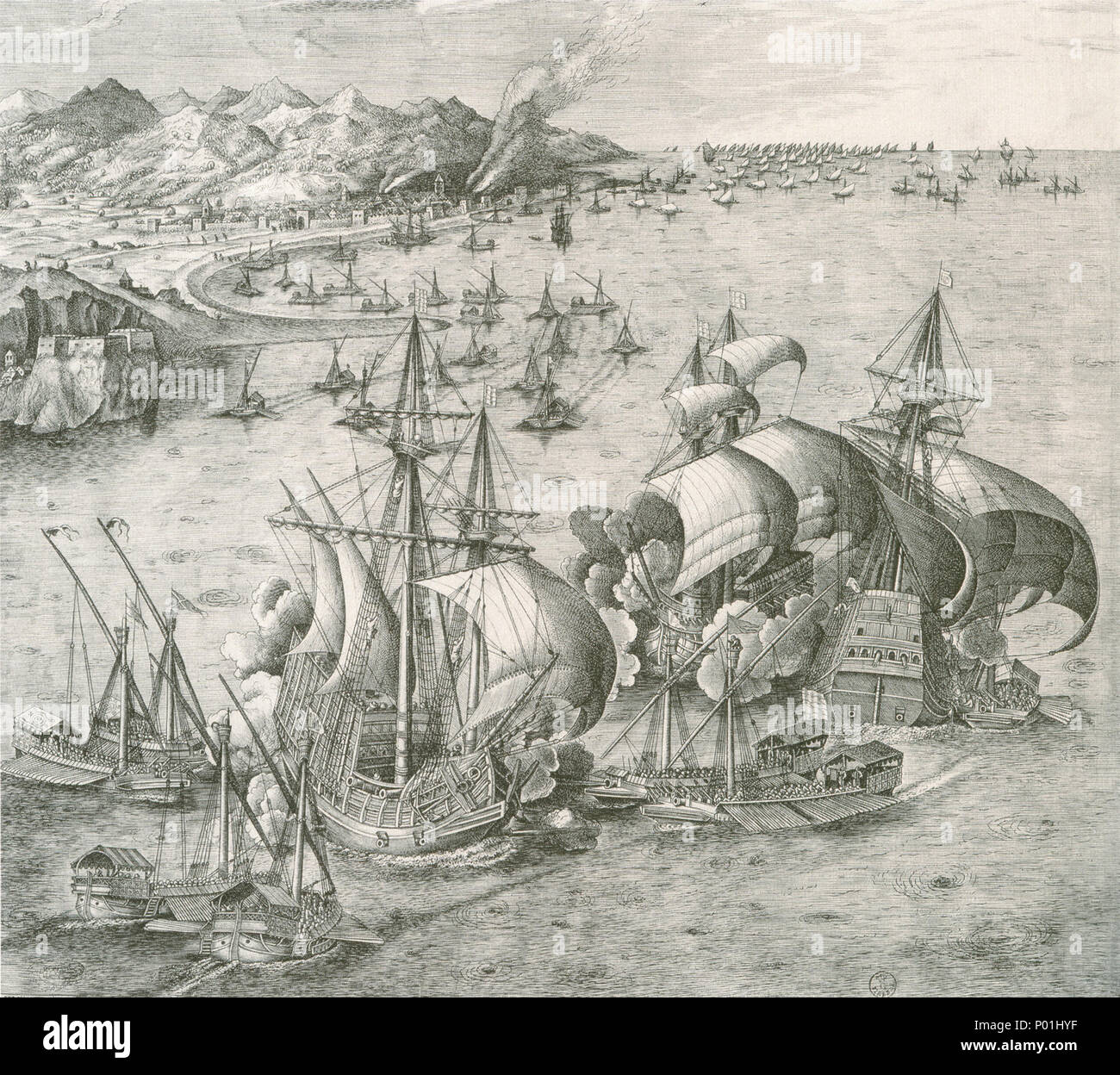 . Italiano: Battaglia navale nello stretto di Messina, tecnica incisione a bulino, mm.425x715 Inglese: Battaglia di Messina rettilinei, incisione . circa 1561. Frans Huys dopo Pieter Bruegel il vecchio 9 galee e carracks in battaglia Foto Stock