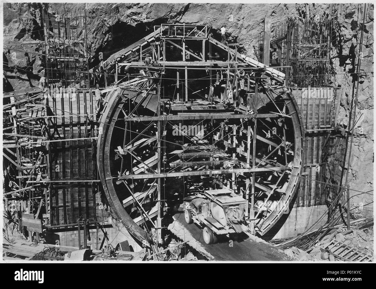 Tunnel di fianco forme essendo utilizzato nella paratia formante la struttura di gate al portale di ingresso del tunnel di deviazione n. 1. - Foto Stock